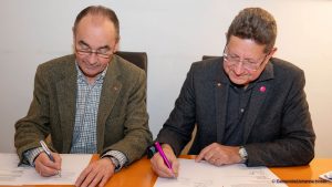 v.l.n.r. Bgm Dr. Andreas Linhart und gf GR DI Dr. Christian Schmitzer beim Unterzeichnen von Verträgen